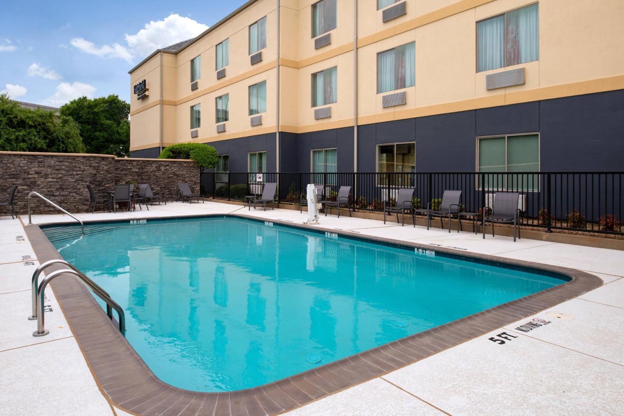 Hotel Fairfield Near Six Flags 3*
