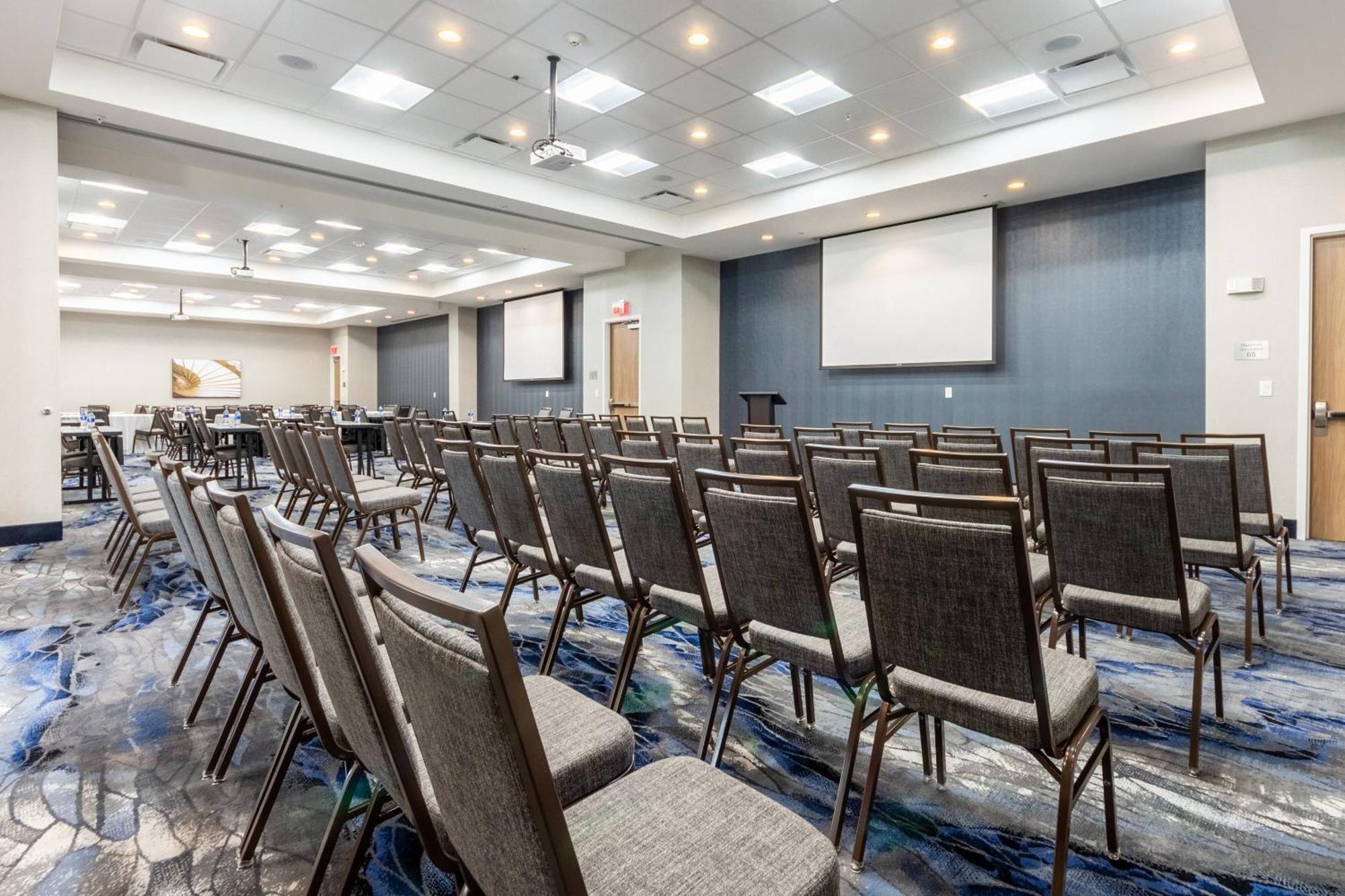 Fairfield & Dallas South Hotel 3*