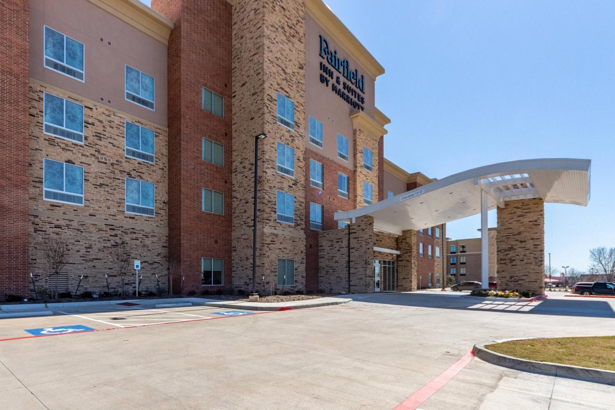 Fairfield & Dallas South Hotel 3*
