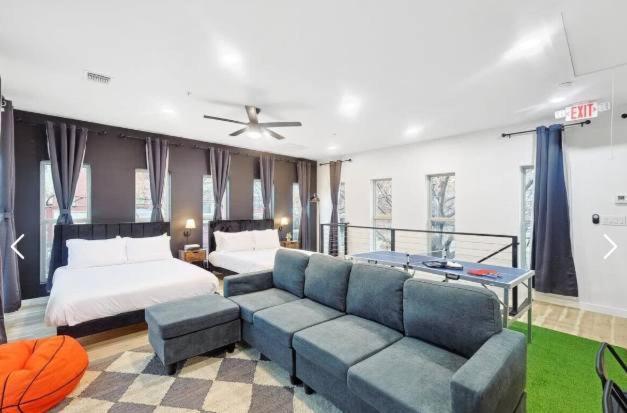 Holiday home Sleeps 8 Near Stadium At&t At