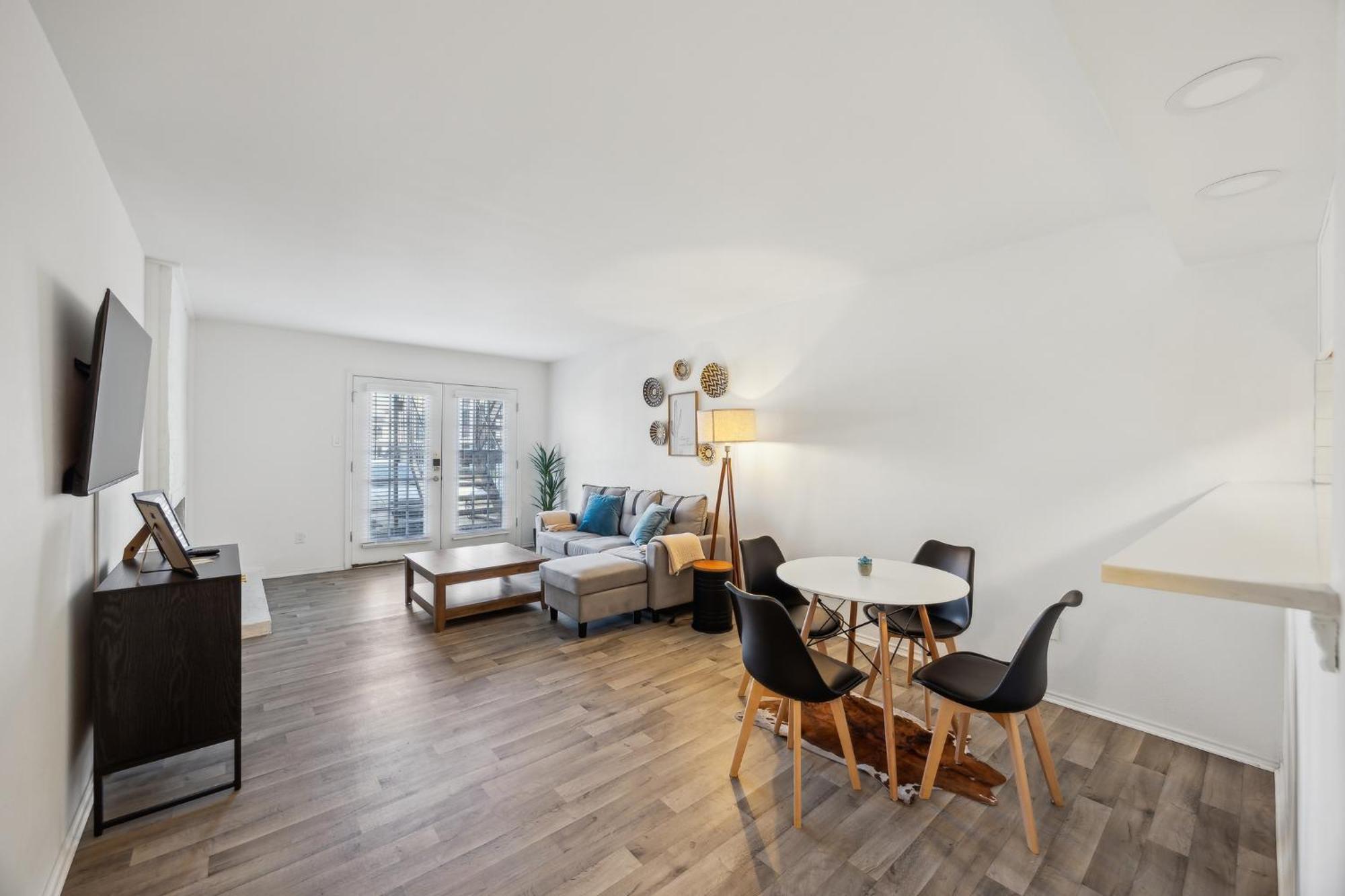 The Landry 100 Spacious And Cozy 2 Bedroom 2bth *
