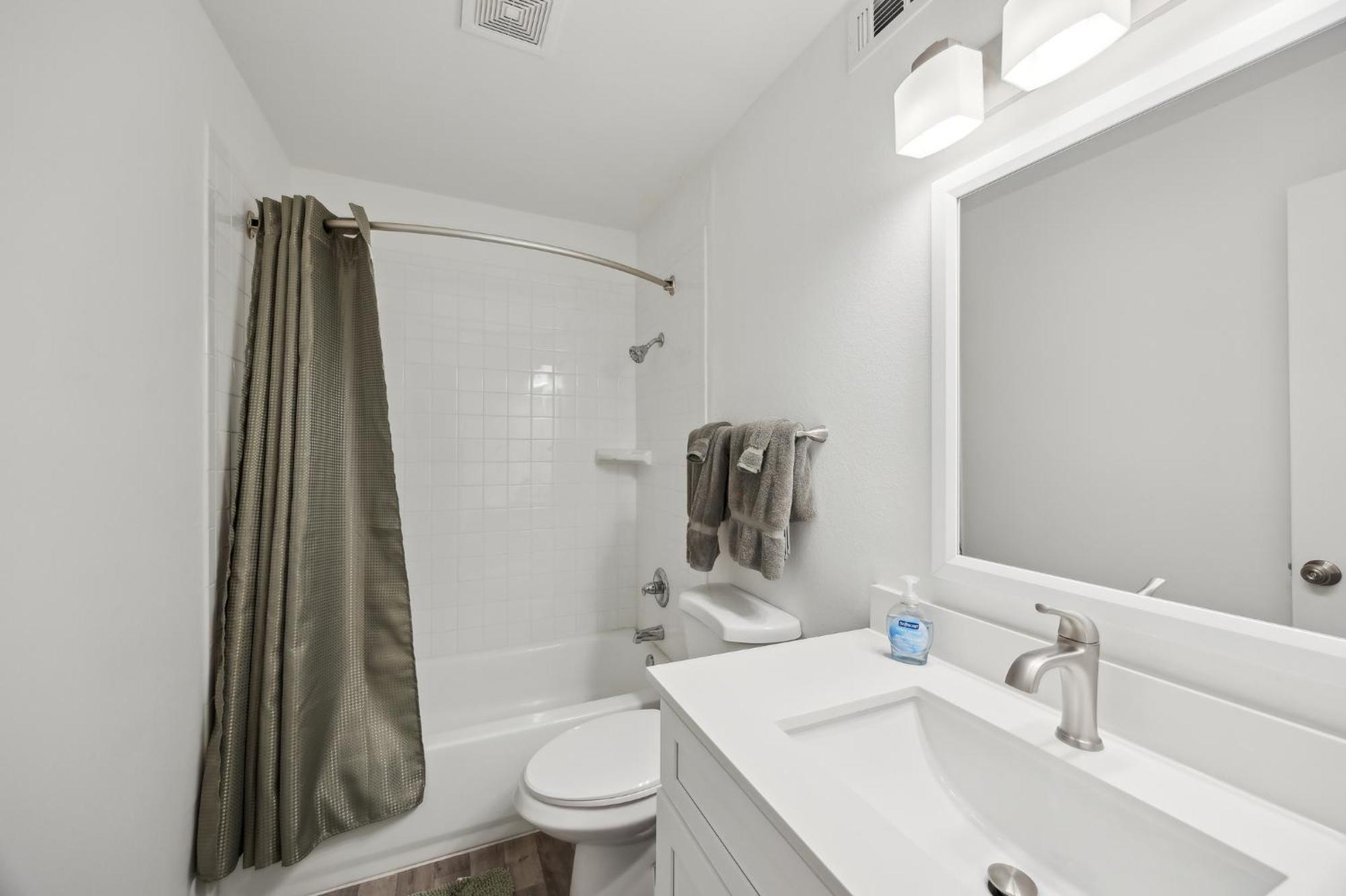 The Landry 100 Spacious And Cozy 2 Bedroom 2bth Apartment Arlington