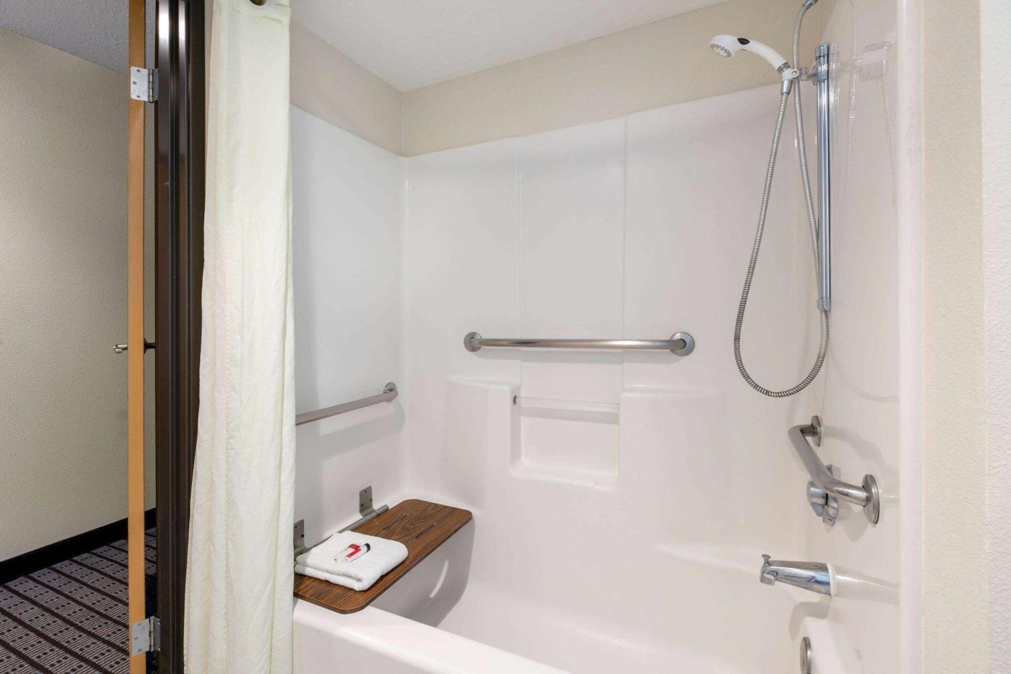 Travelodge By Wyndham Arlington/dallas Area Arlington
