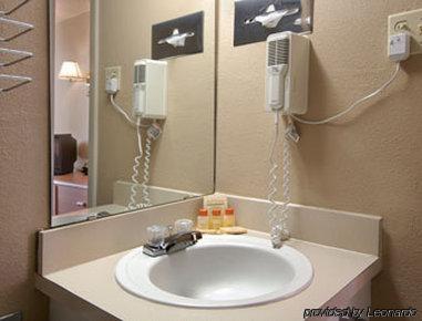 6 Tx Entertainment District Hotel 2*