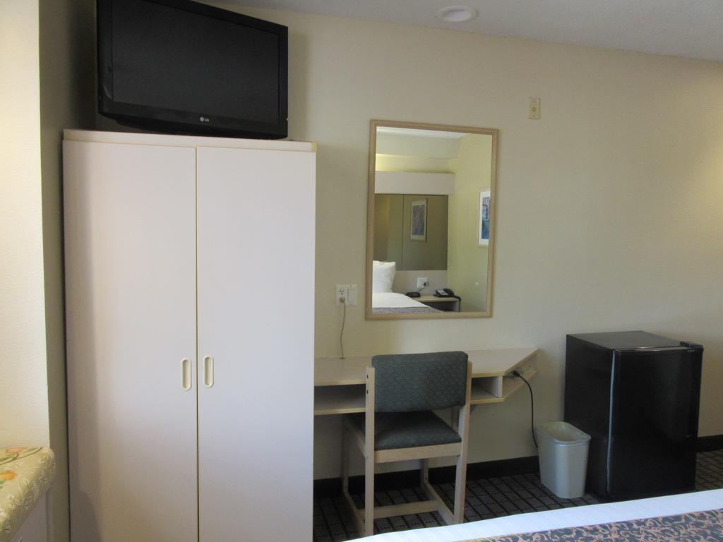 Travelodge By Wyndham Arlington/dallas Area