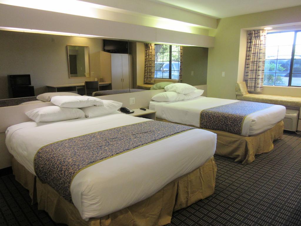 Travelodge By Wyndham Arlington/dallas Area