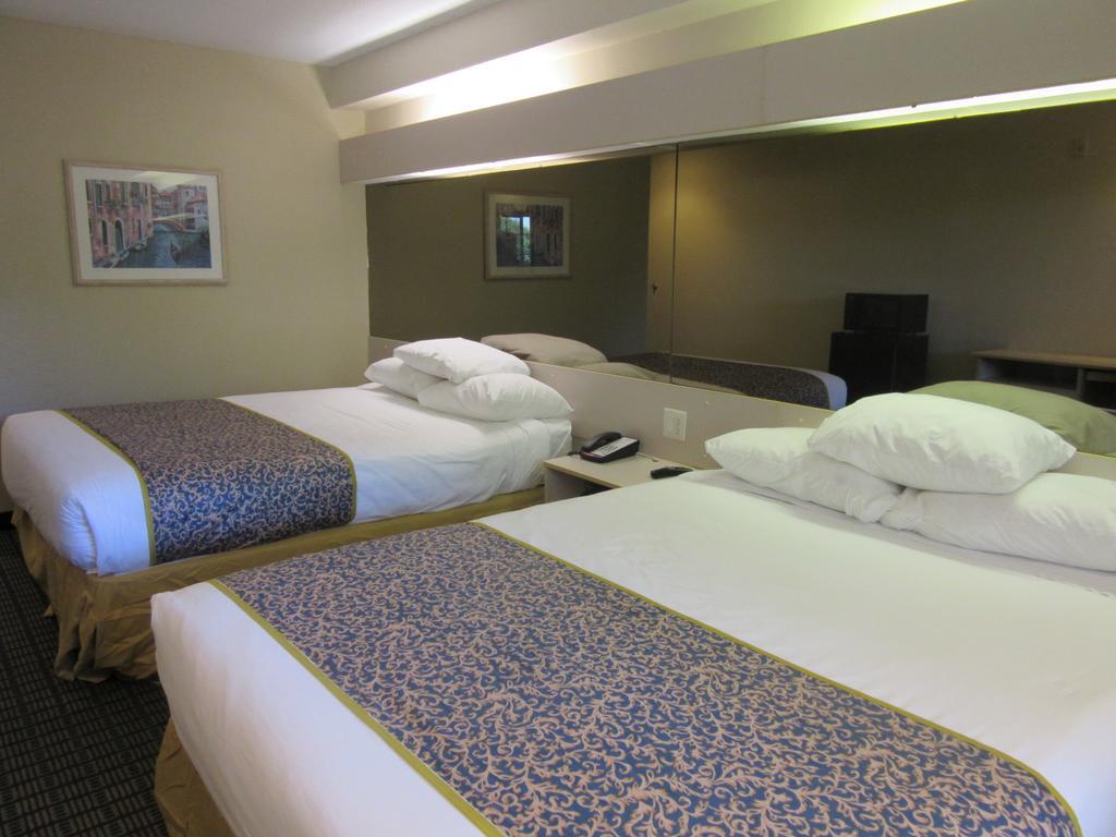 Travelodge By Wyndham Arlington/dallas Area