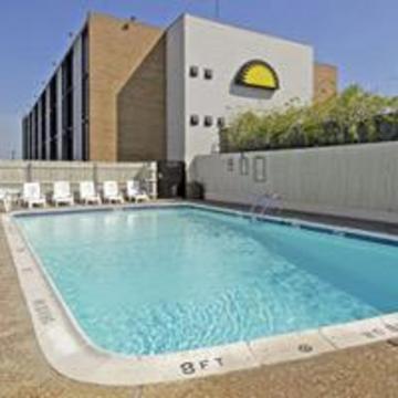 6 Tx Entertainment District Hotel