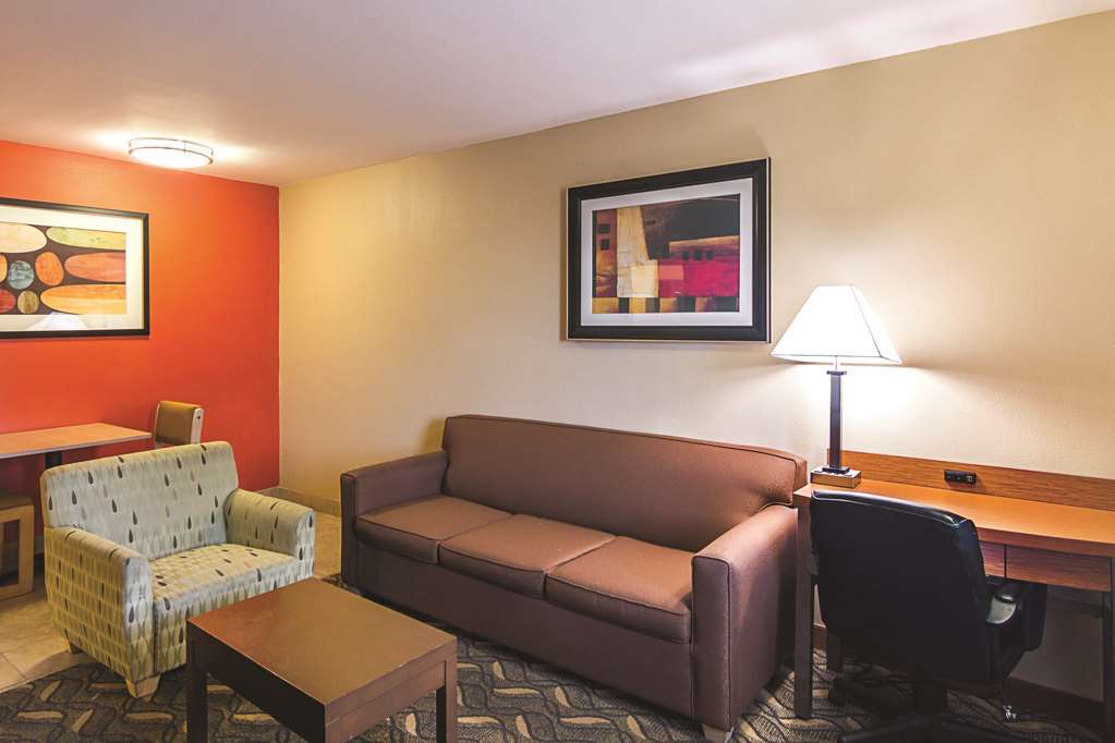 Days & By Wyndham Near Six Flags Hotel 2*