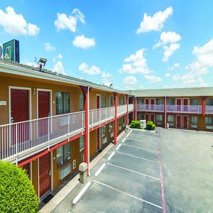 Days & By Wyndham Near Six Flags 2* Arlington