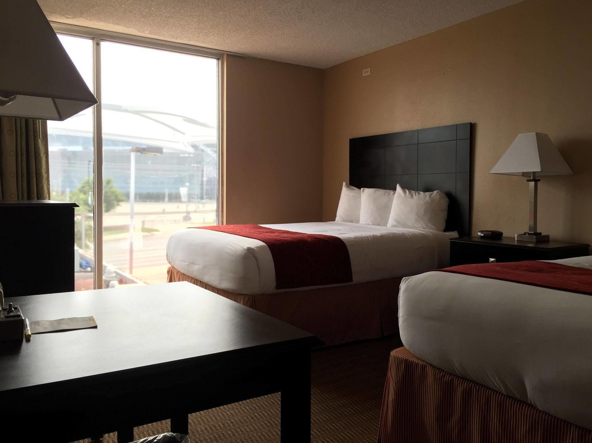 6 Tx Entertainment District Hotel