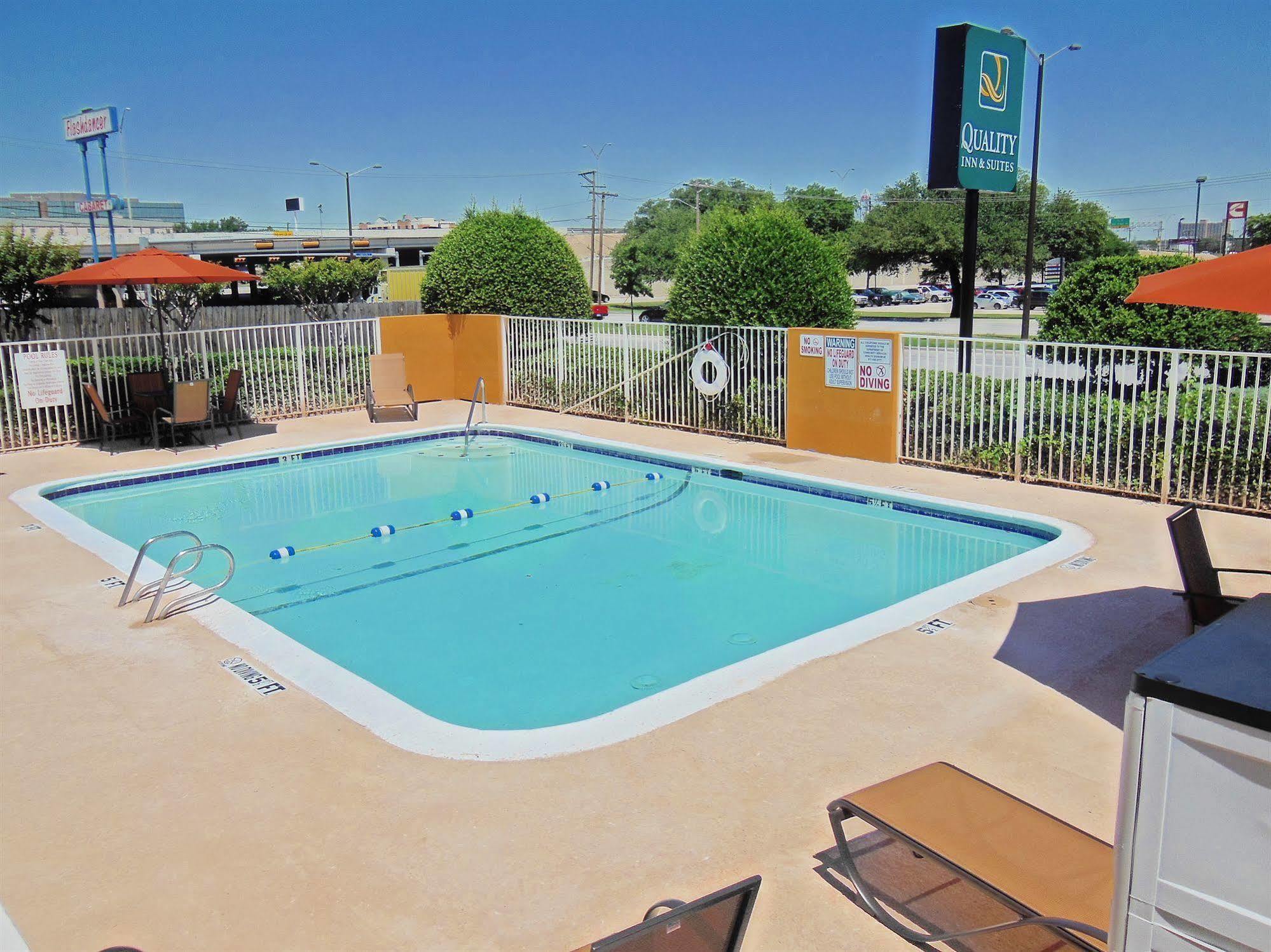Days & By Wyndham Near Six Flags Hotel 2*