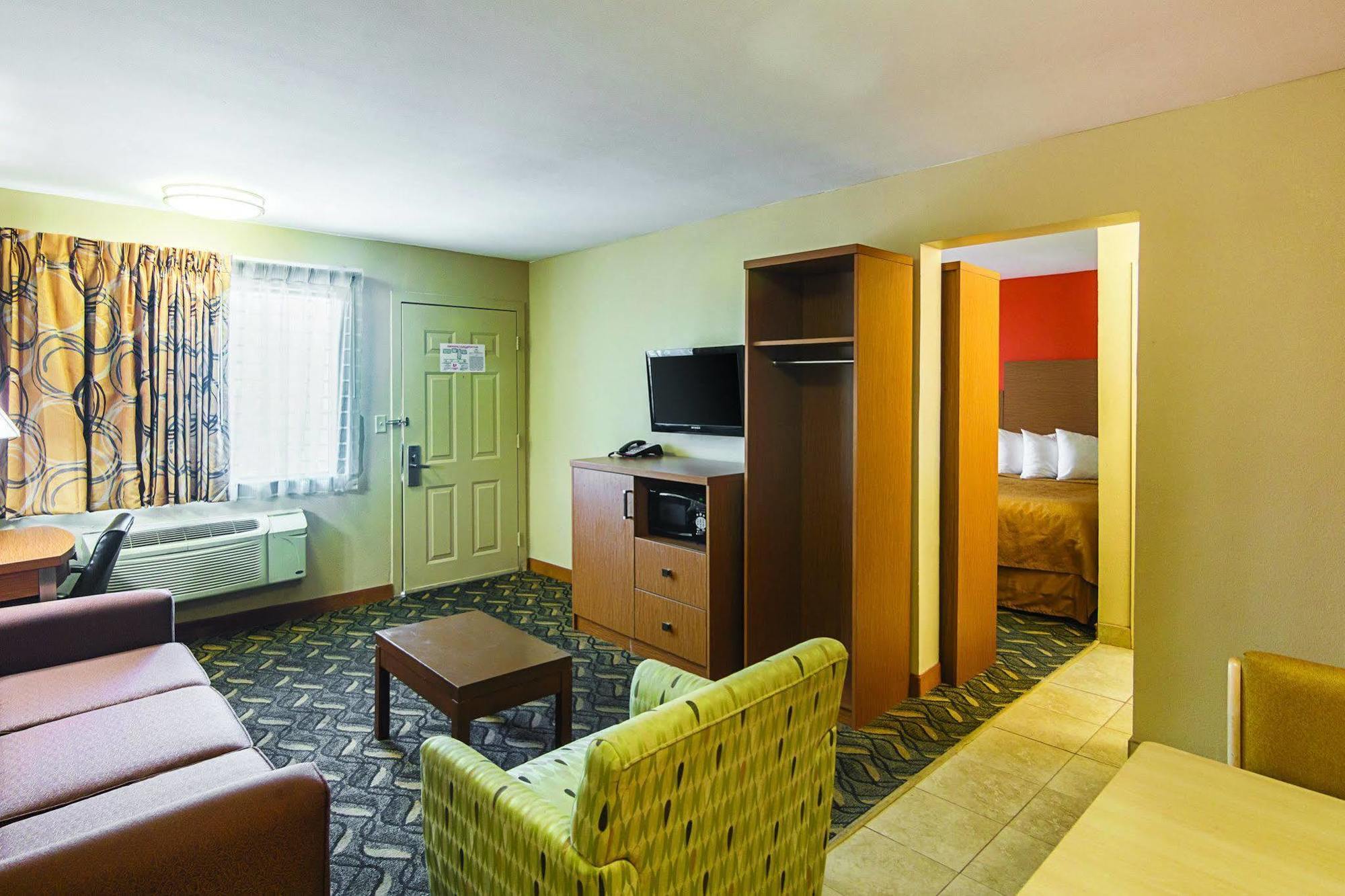 Hotel Days & By Wyndham Near Six Flags Arlington