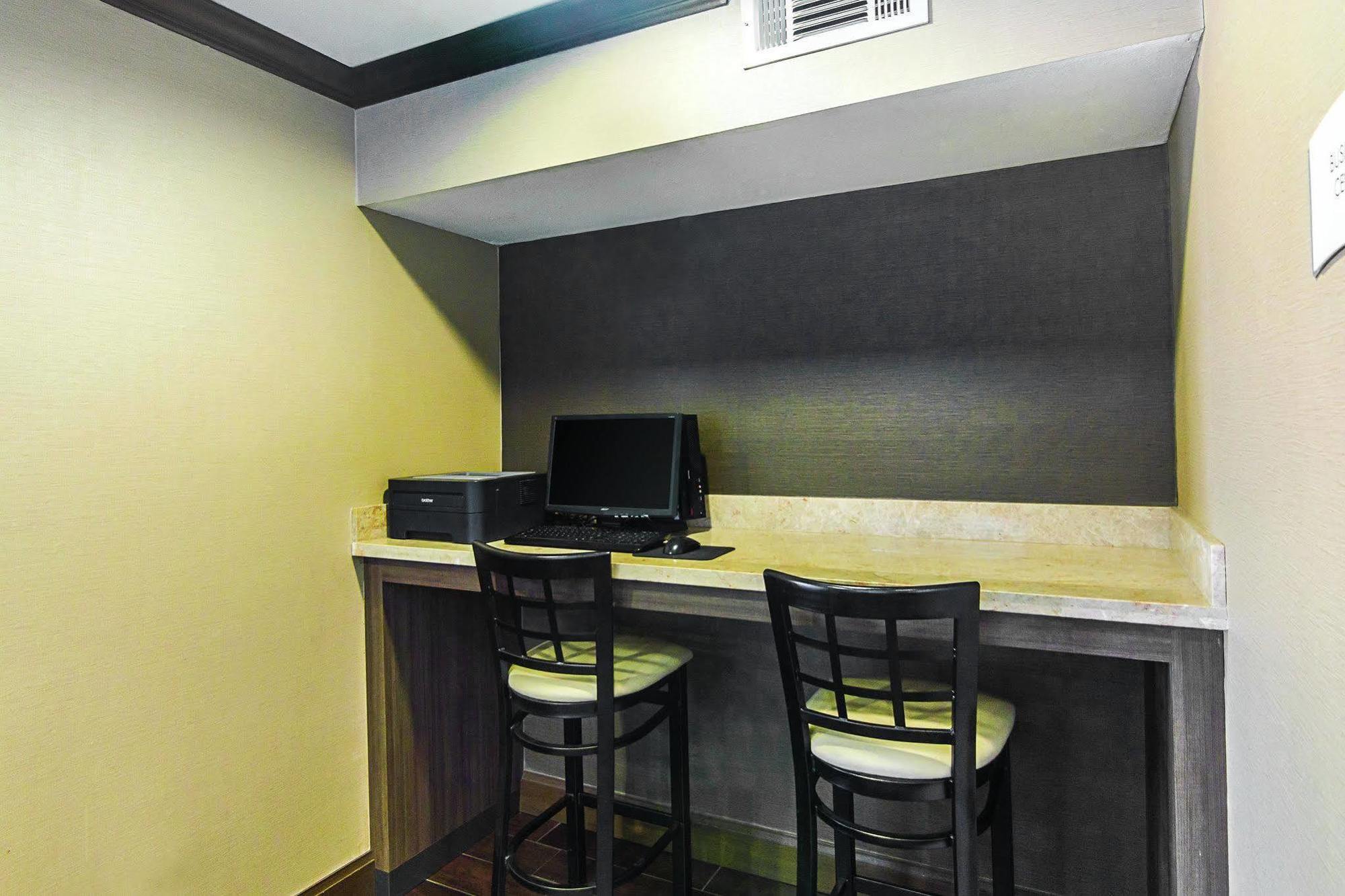 Hotel Days & By Wyndham Near Six Flags Arlington