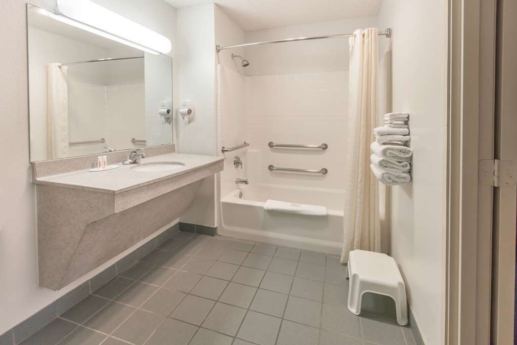 Hotel Super 8 By Wyndham East Arlington