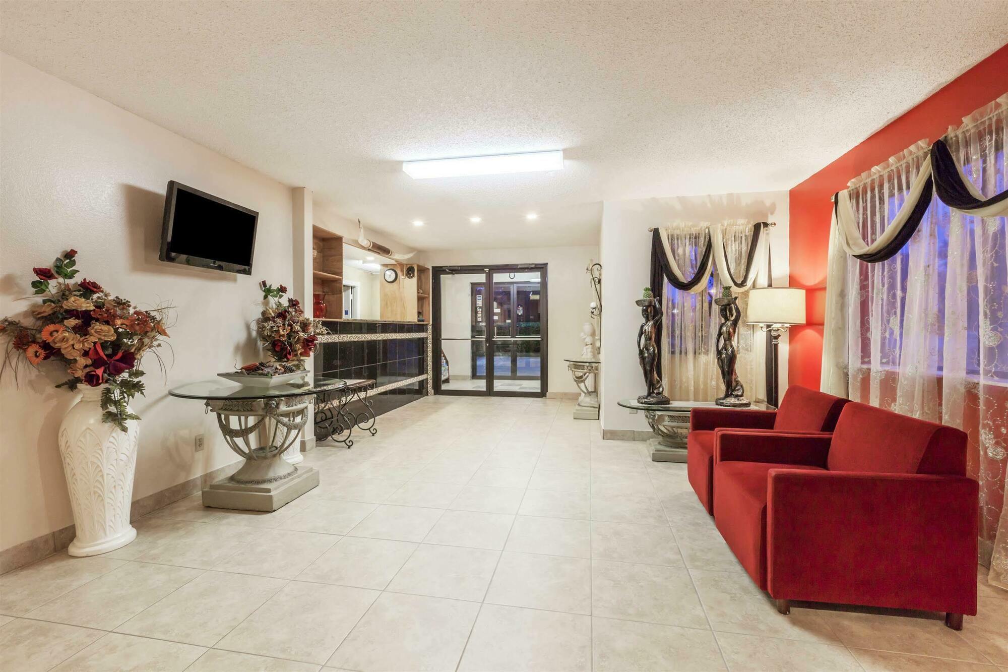 Super 8 By Wyndham East Hotel 2*