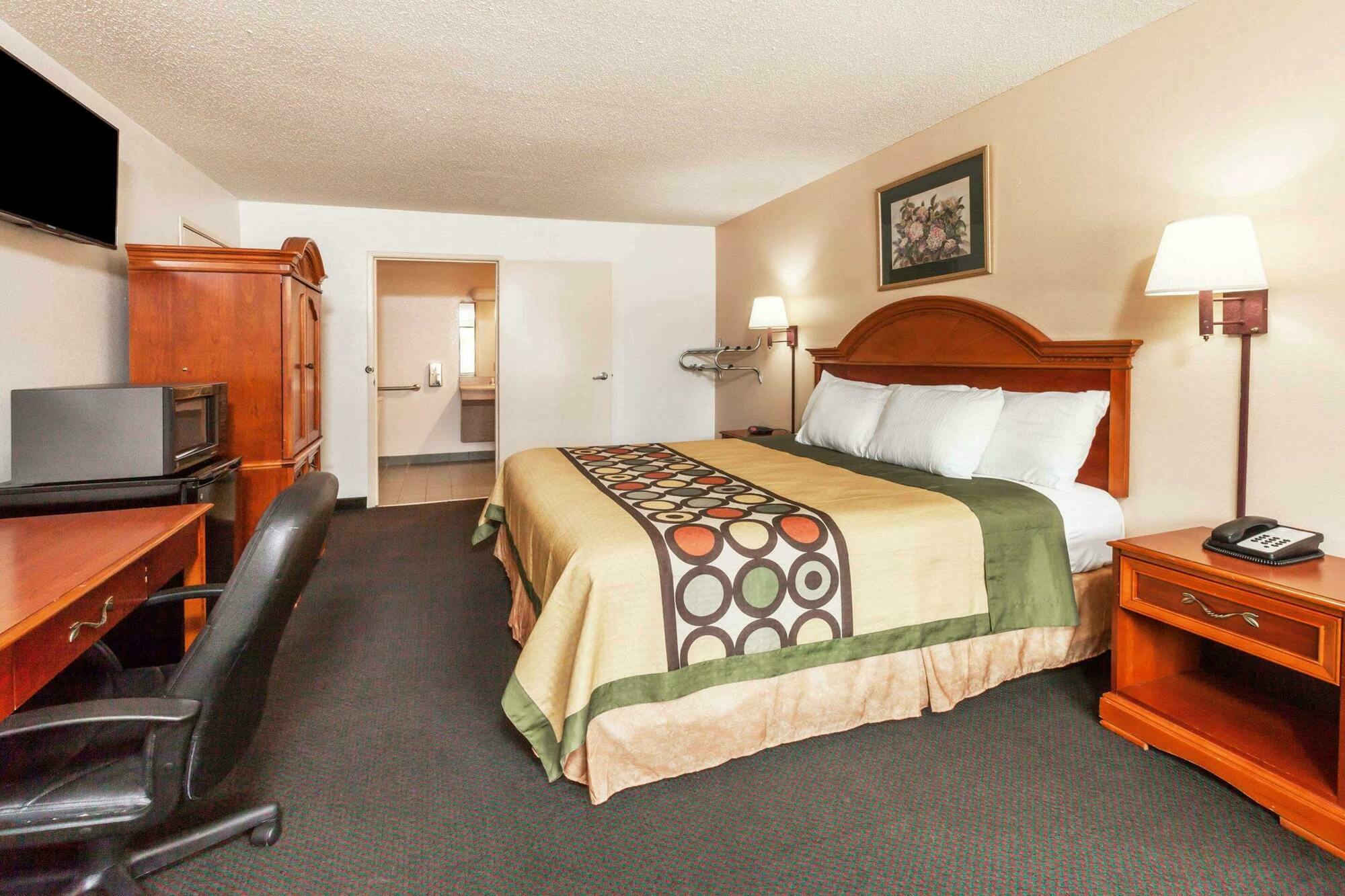 Super 8 By Wyndham East Hotel 2*