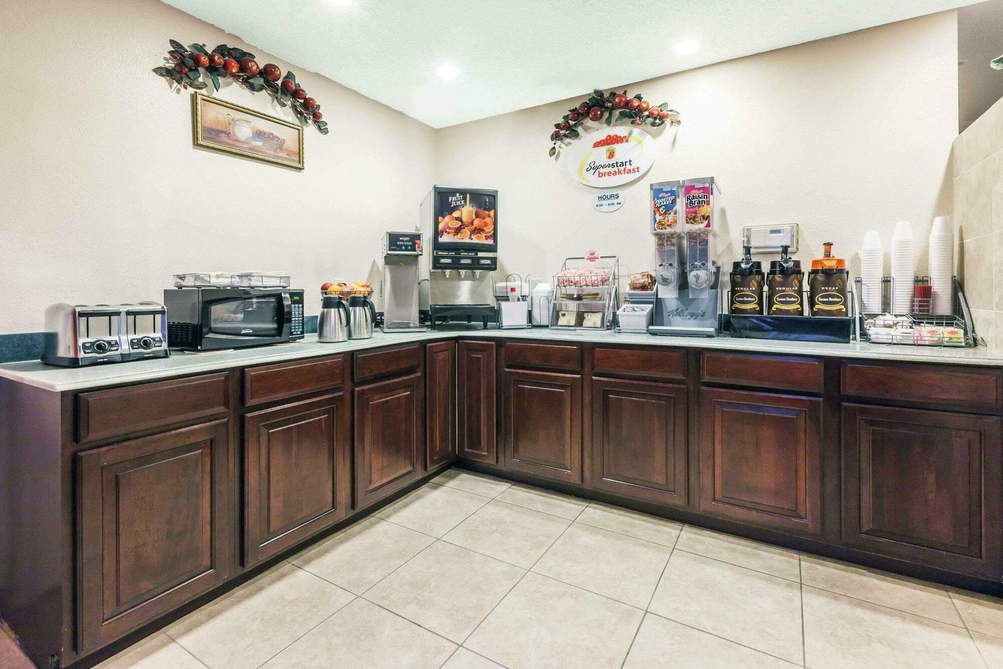 Hotel Super 8 By Wyndham East Arlington