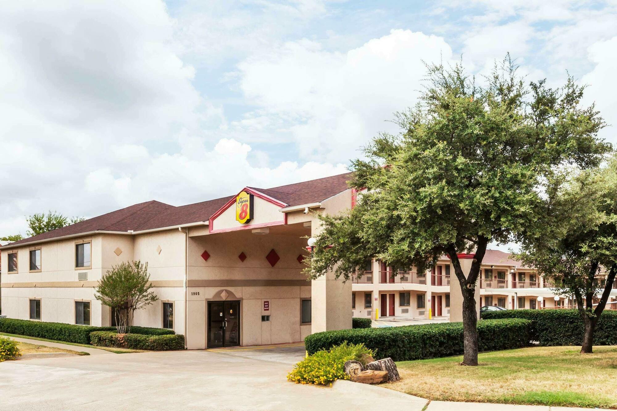 Super 8 By Wyndham East Arlington