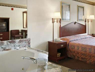 Super 8 By Wyndham East Hotel