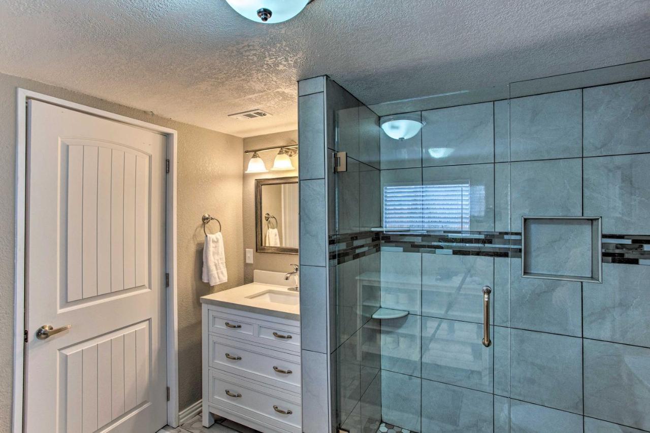 With Yard Walk To Cowboys Stadium! Holiday home Arlington