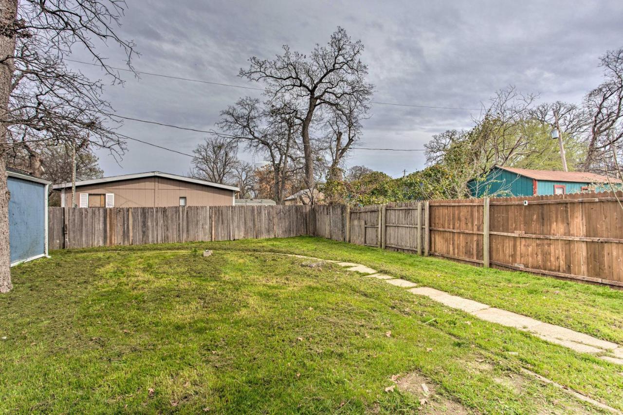 With Yard Walk To Cowboys Stadium! Holiday home Arlington
